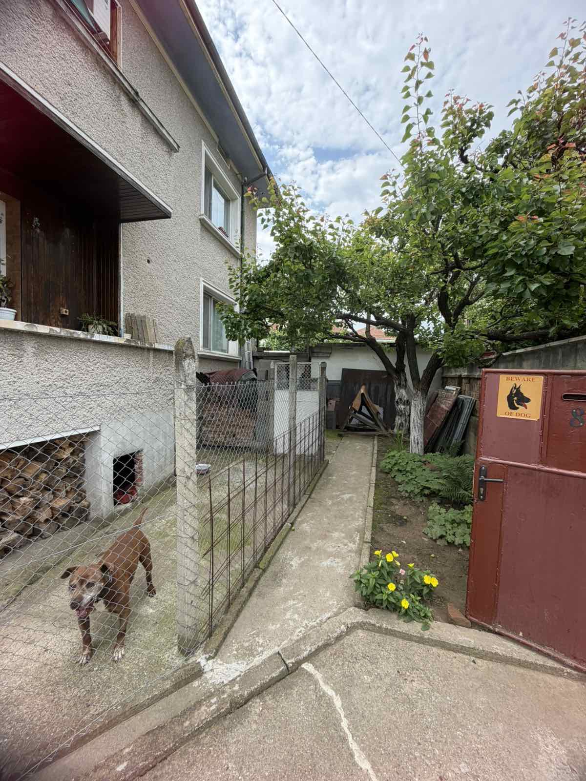 Самостоятелна масивна двуетажна къща в кв. Долапите, гр. Русе - 7