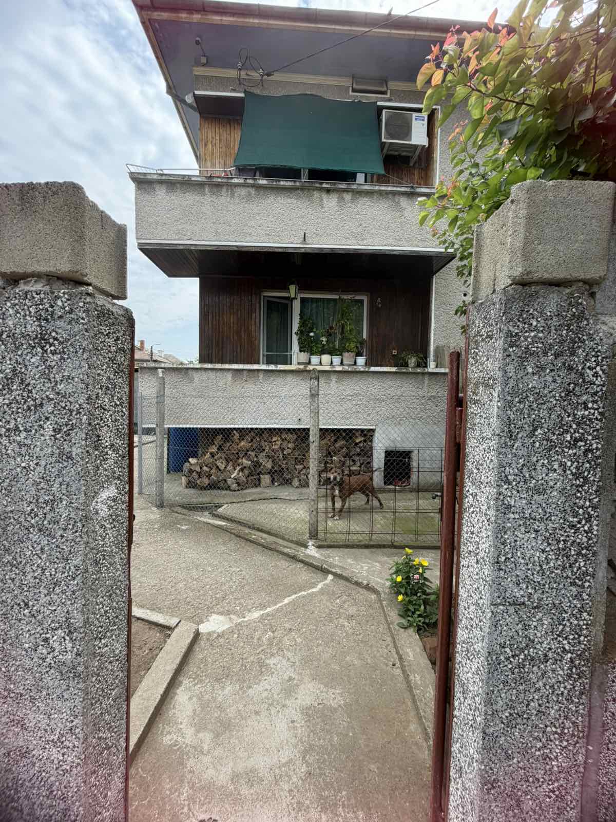 Самостоятелна масивна двуетажна къща в кв. Долапите, гр. Русе - 14