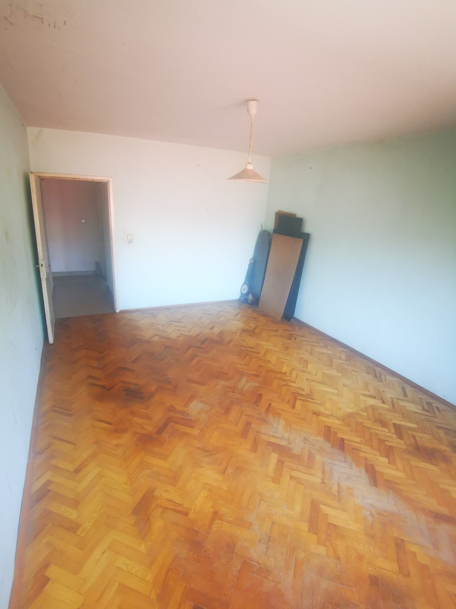 Голям просторен апартамент с характер и възможности! кв. Родина 1 - 3