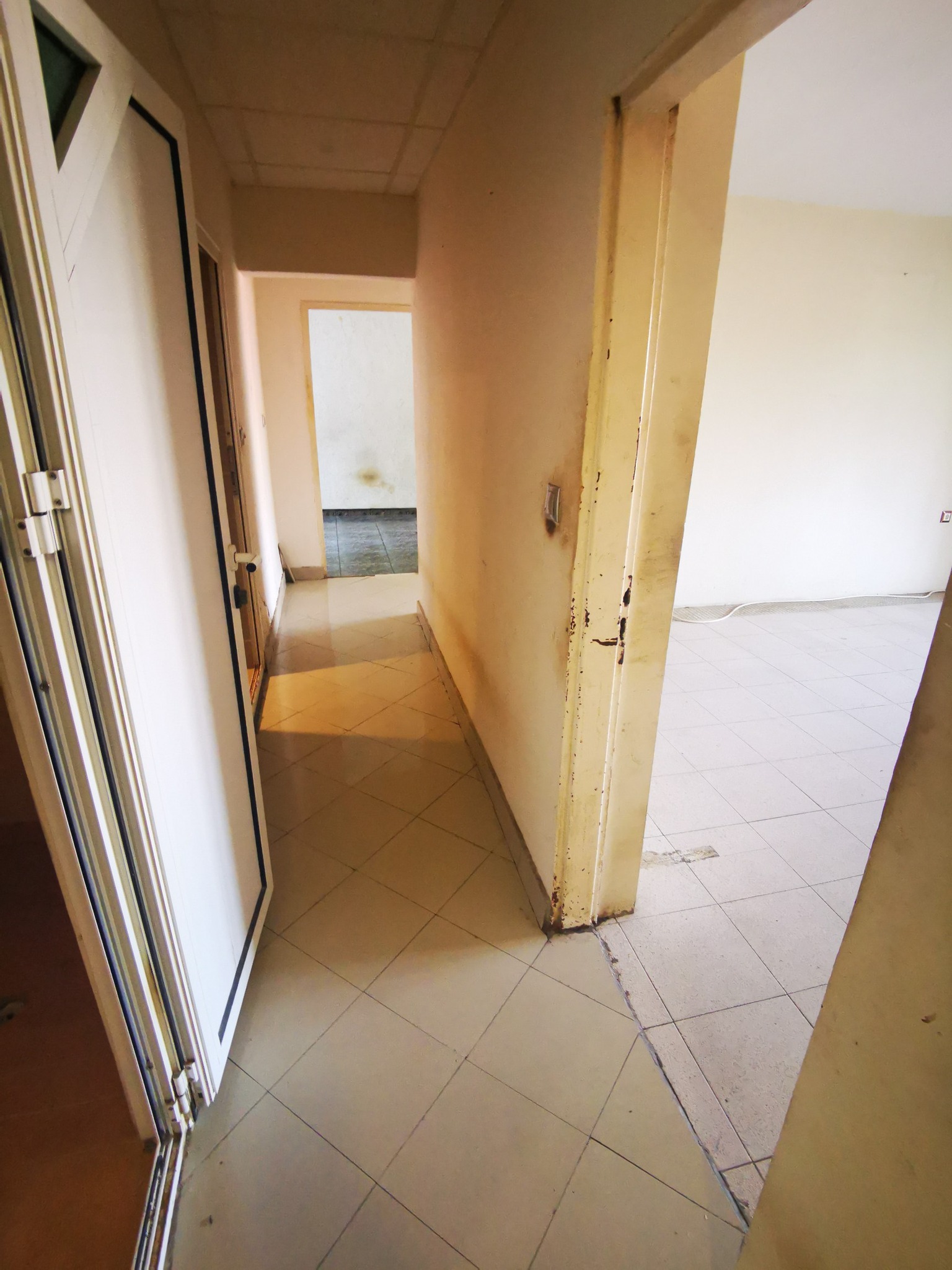 Голям просторен апартамент с характер и възможности! кв. Родина 1 - 5