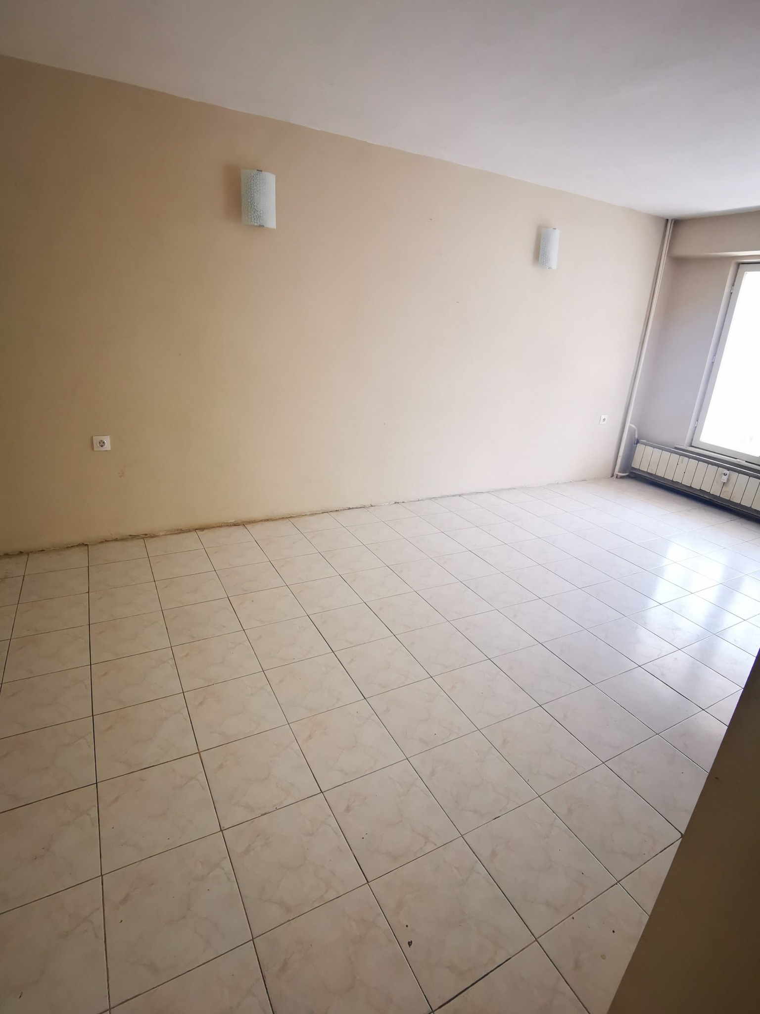 Голям просторен апартамент с характер и възможности! кв. Родина 1 - 9