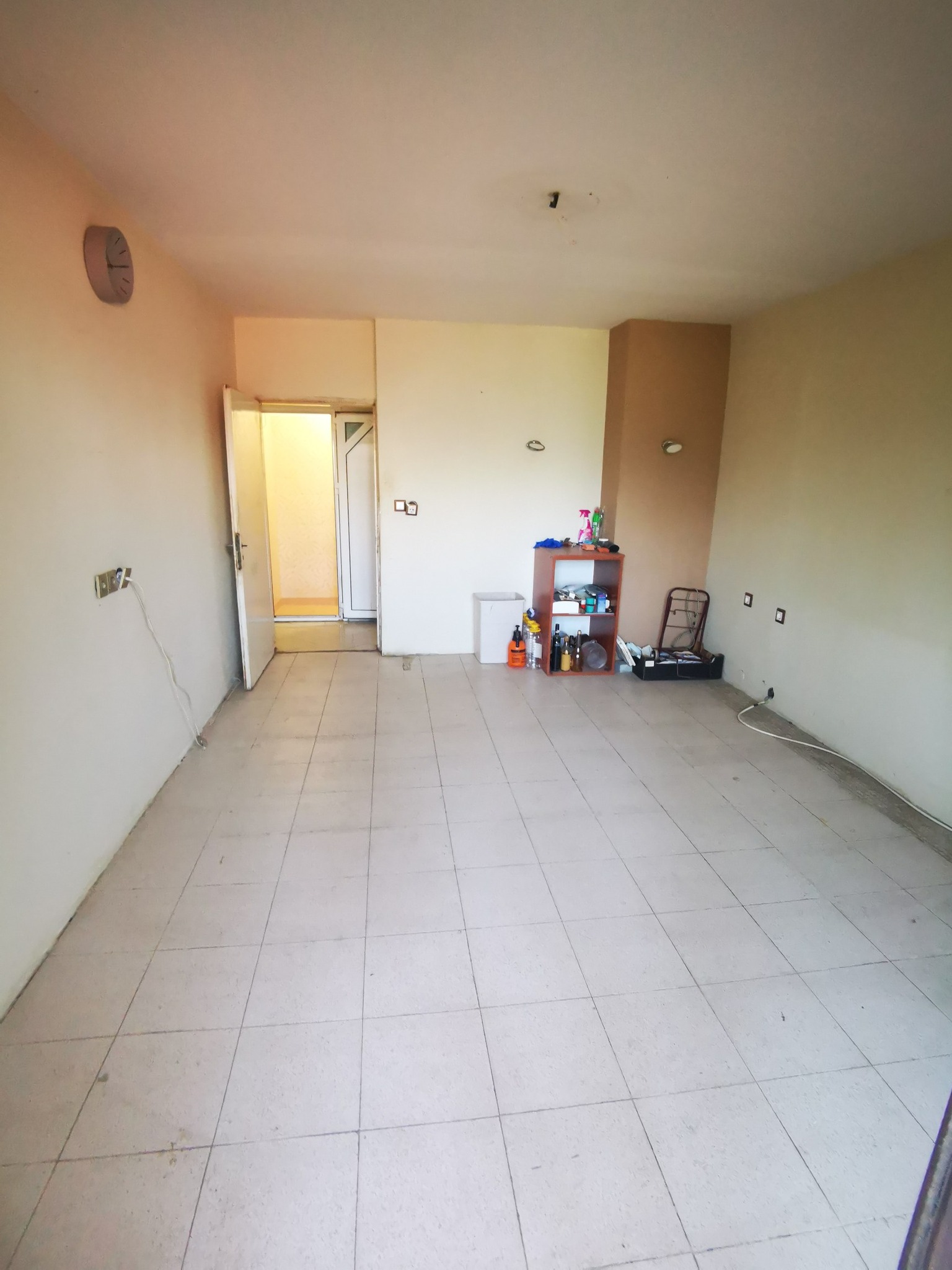 Голям просторен апартамент с характер и възможности! кв. Родина 1 - 11