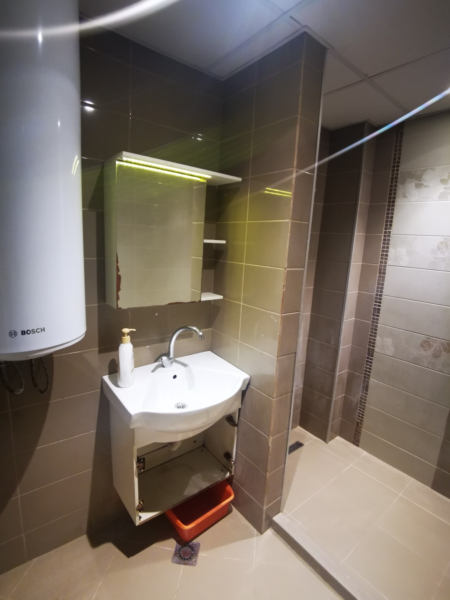 Голям просторен апартамент с характер и възможности! кв. Родина 1 - 12