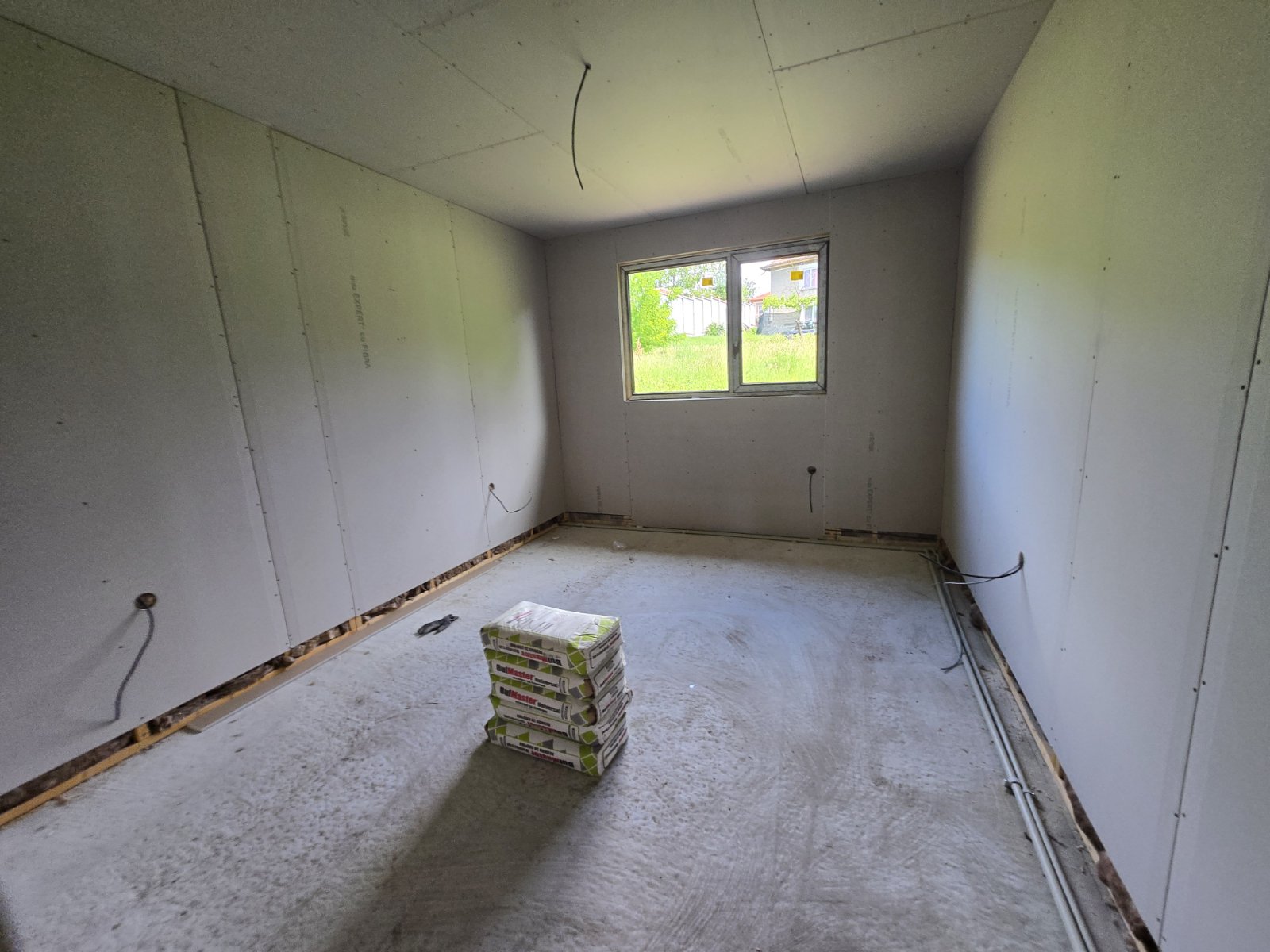 Новопостроена едноетажна къща с. Червена вода - 13