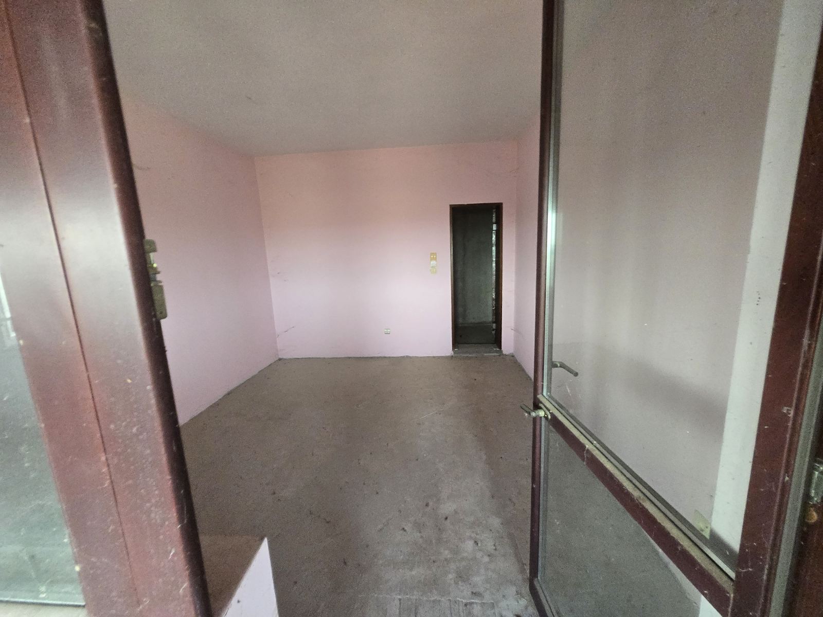 Продава се селски имот с голям потенциал в село Червена вода - 6