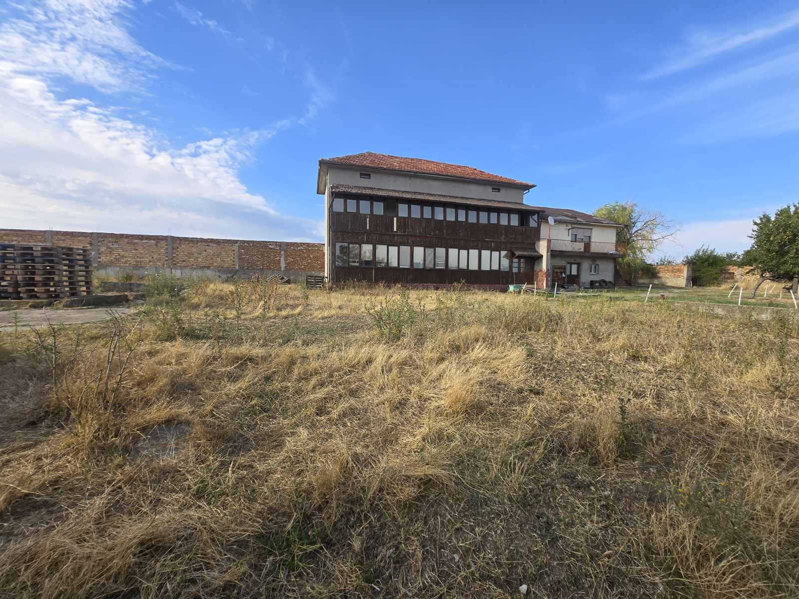 Продава се селски имот с голям потенциал в село Червена вода - 5