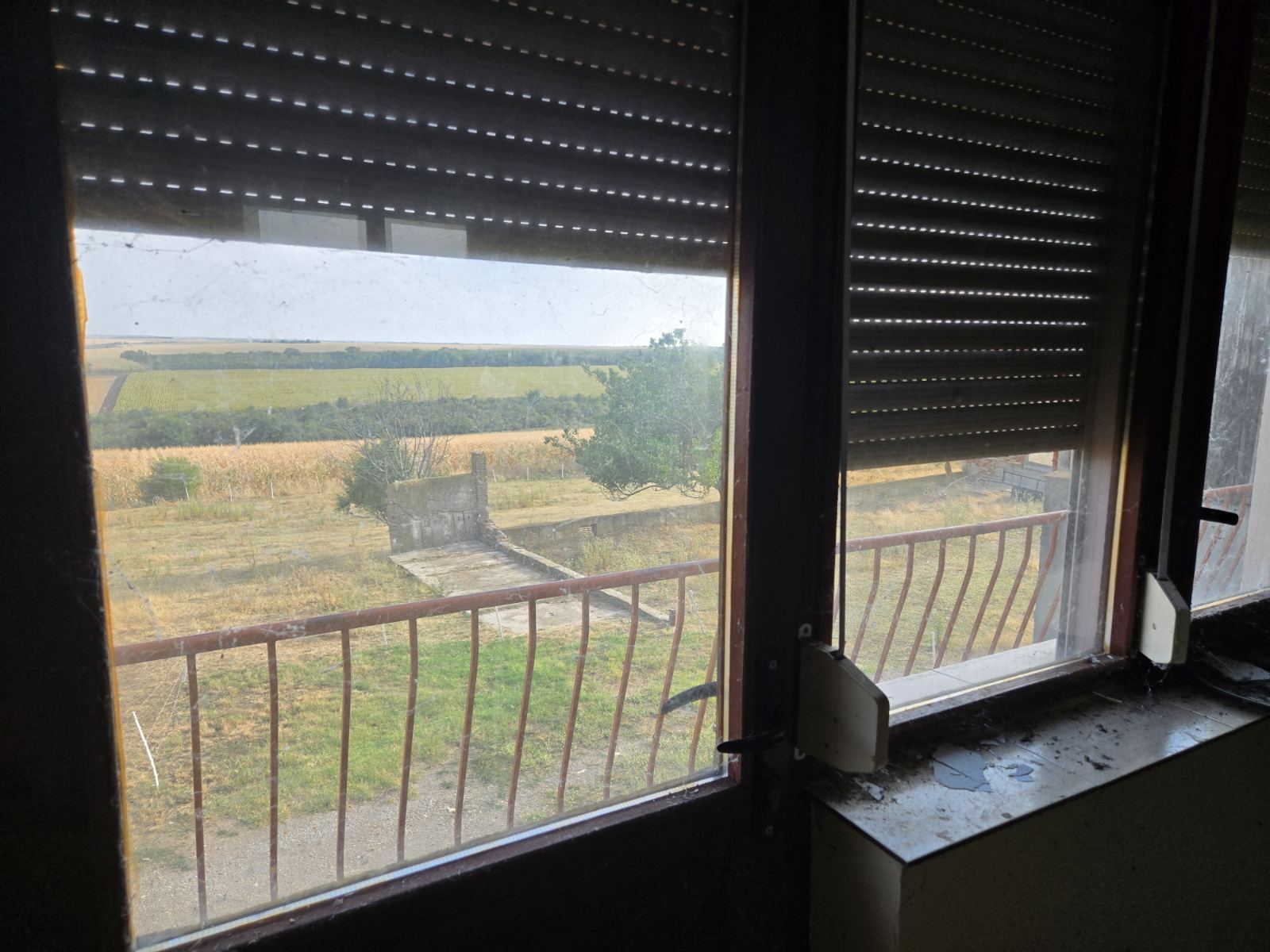 Продава се селски имот с голям потенциал в село Червена вода - 3