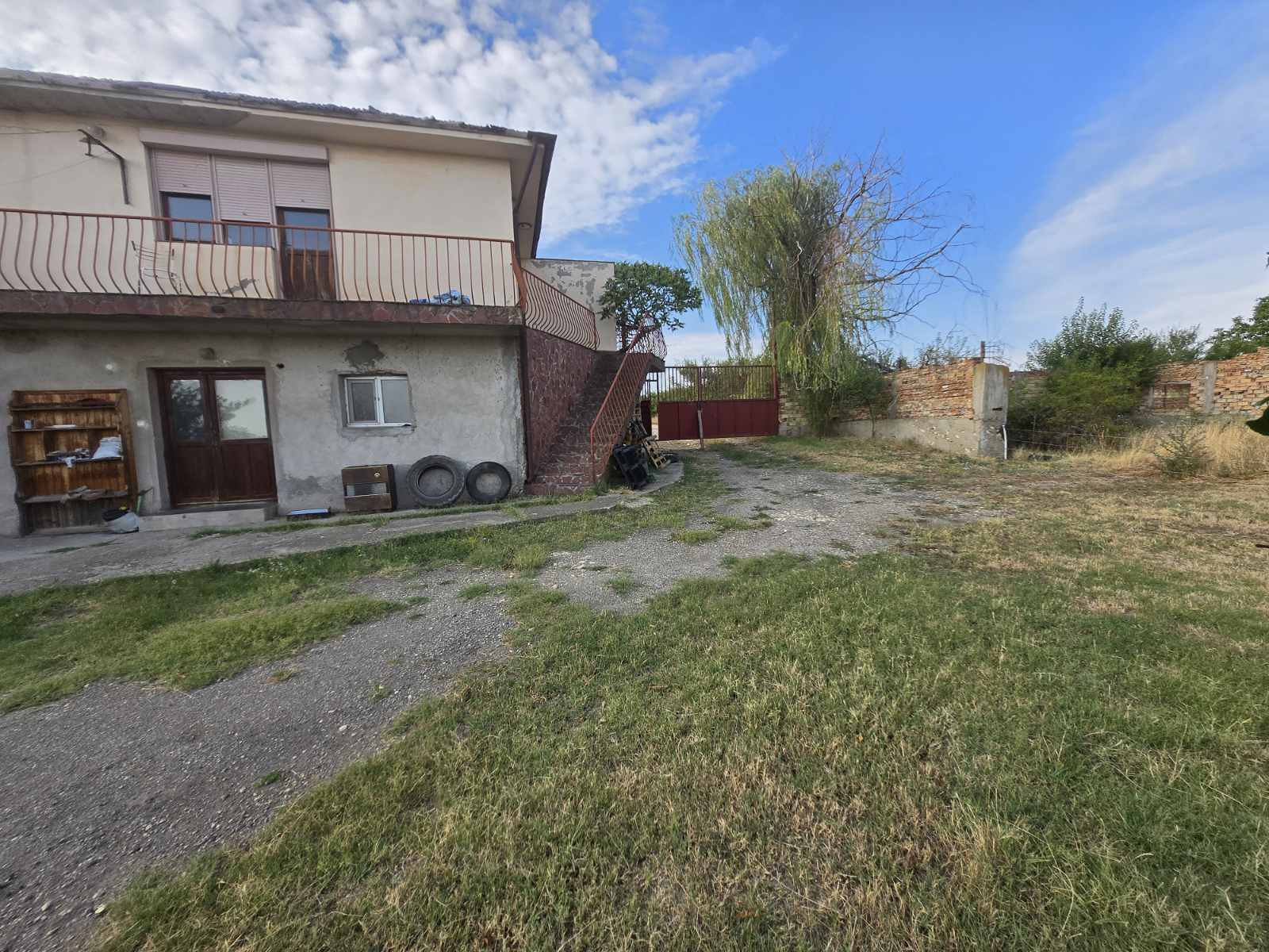 Продава се селски имот с голям потенциал в село Червена вода - 4