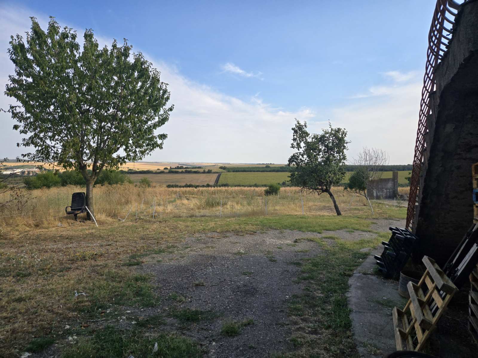 Продава се селски имот с голям потенциал в село Червена вода - 9