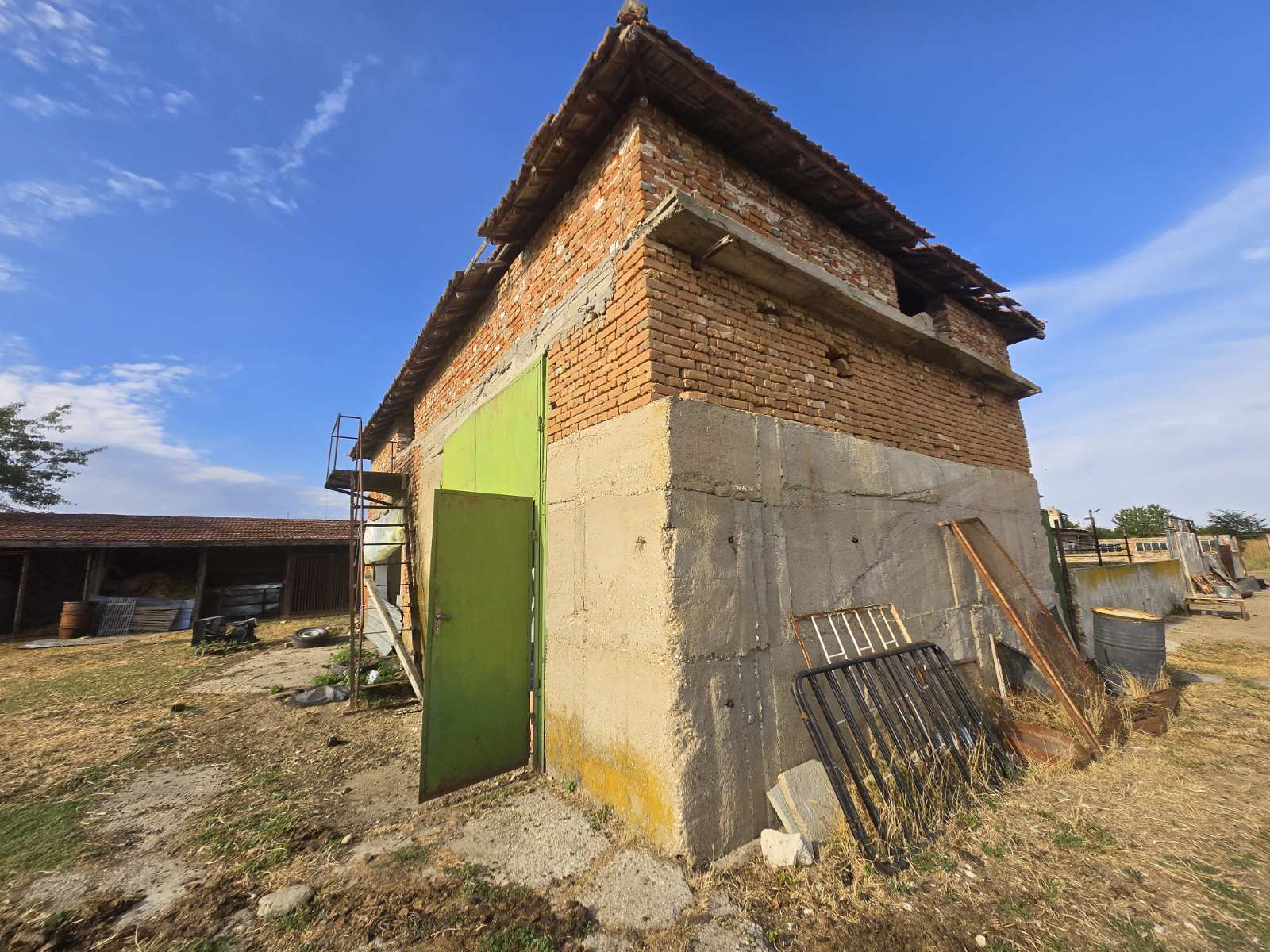 Продава се селски имот с голям потенциал в село Червена вода - 10