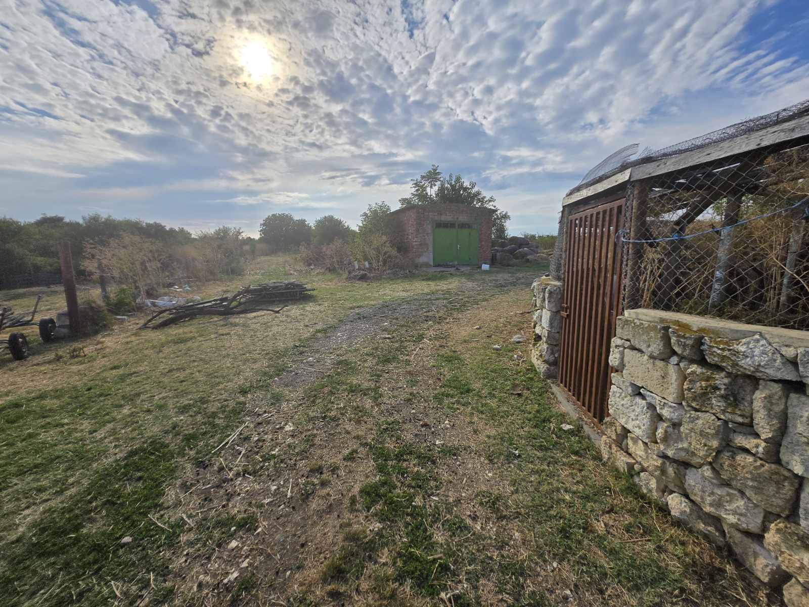 Продава се селски имот с голям потенциал в село Червена вода - 11