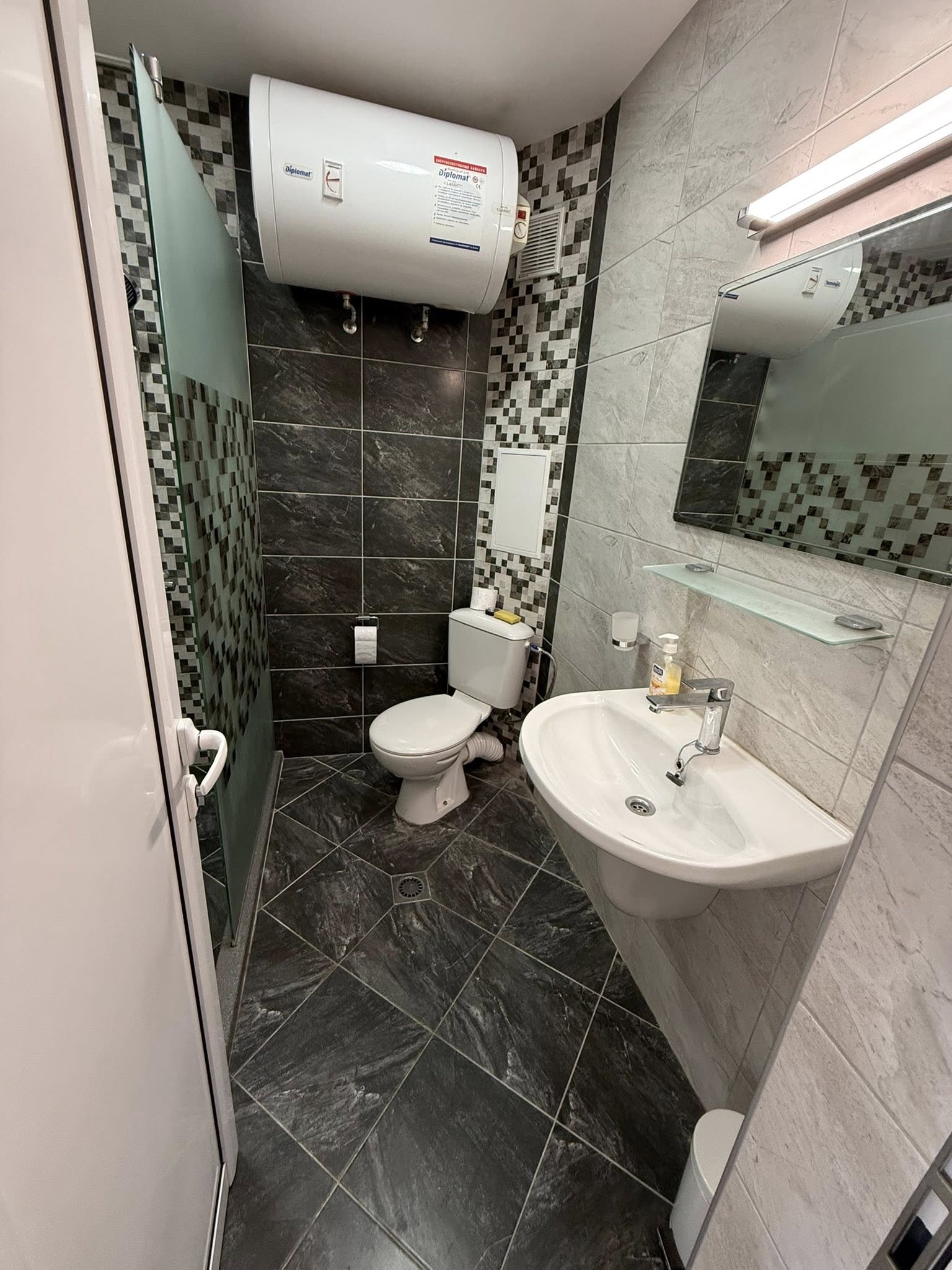 Просторен апартамент с гледка към река Дунав - 13